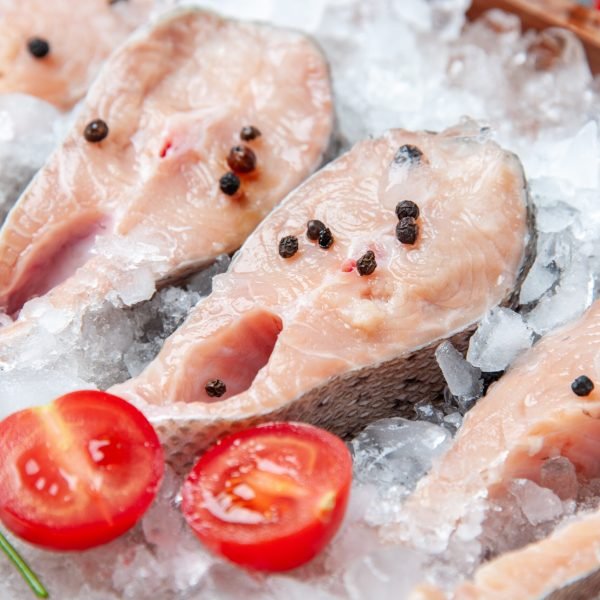 close-up-view-raw-fish-slices-with-ice-tomato-slices